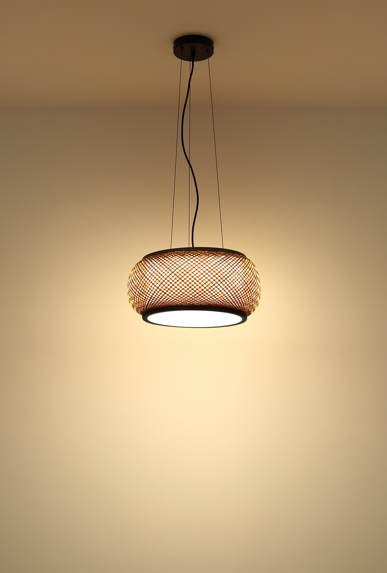 Suspension bambou LED noir, 1 abat-jour Ø 38 cm ou 3 abat-jours suspension bambou LED 1 abat-jour allumée, lumière chaude sur le plafond