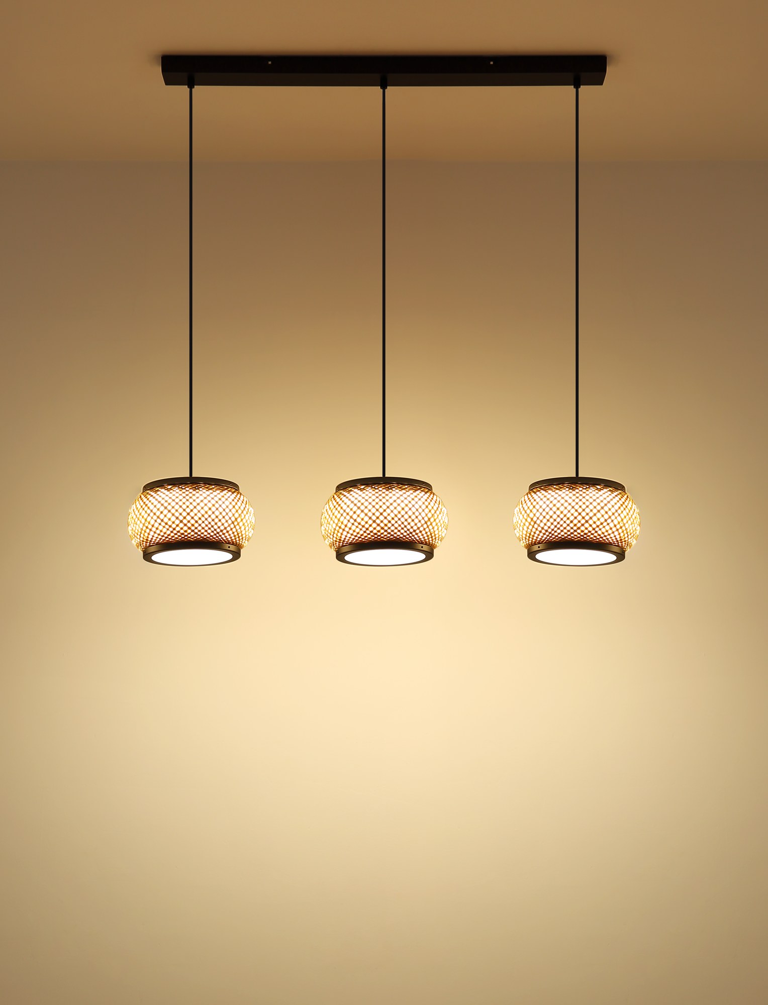 Suspension bambou LED noir, 1 abat-jour Ø 38 cm ou 3 abat-jours suspension bambou LED 3 abat-jours allumée, lumière chaude sur le plafond