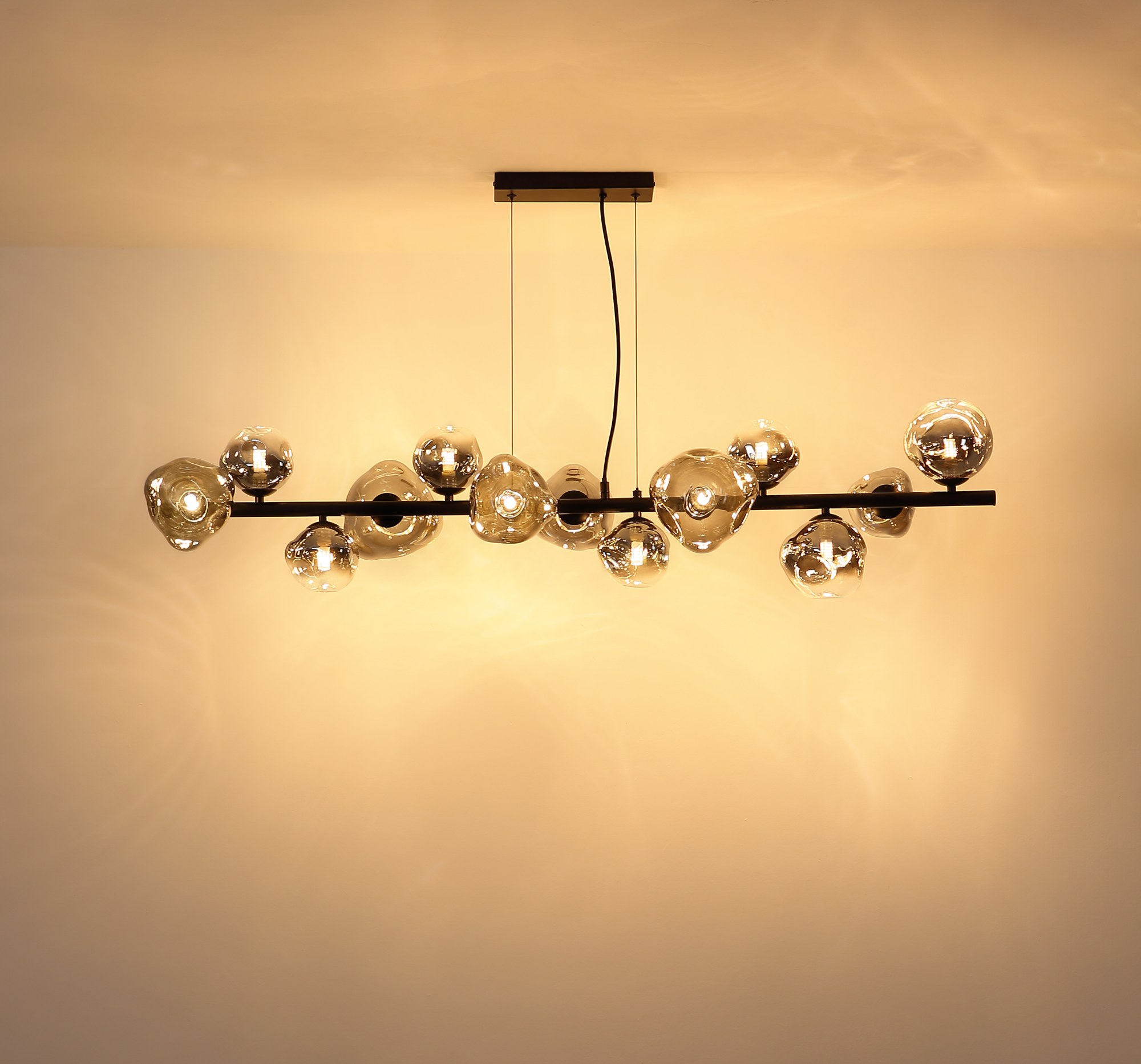 Suspension barre verre fumé noir, 9 ou 13 lumières G9 suspension barre verre fumé 13 lumières allumée, lumière chaude sur le plafond