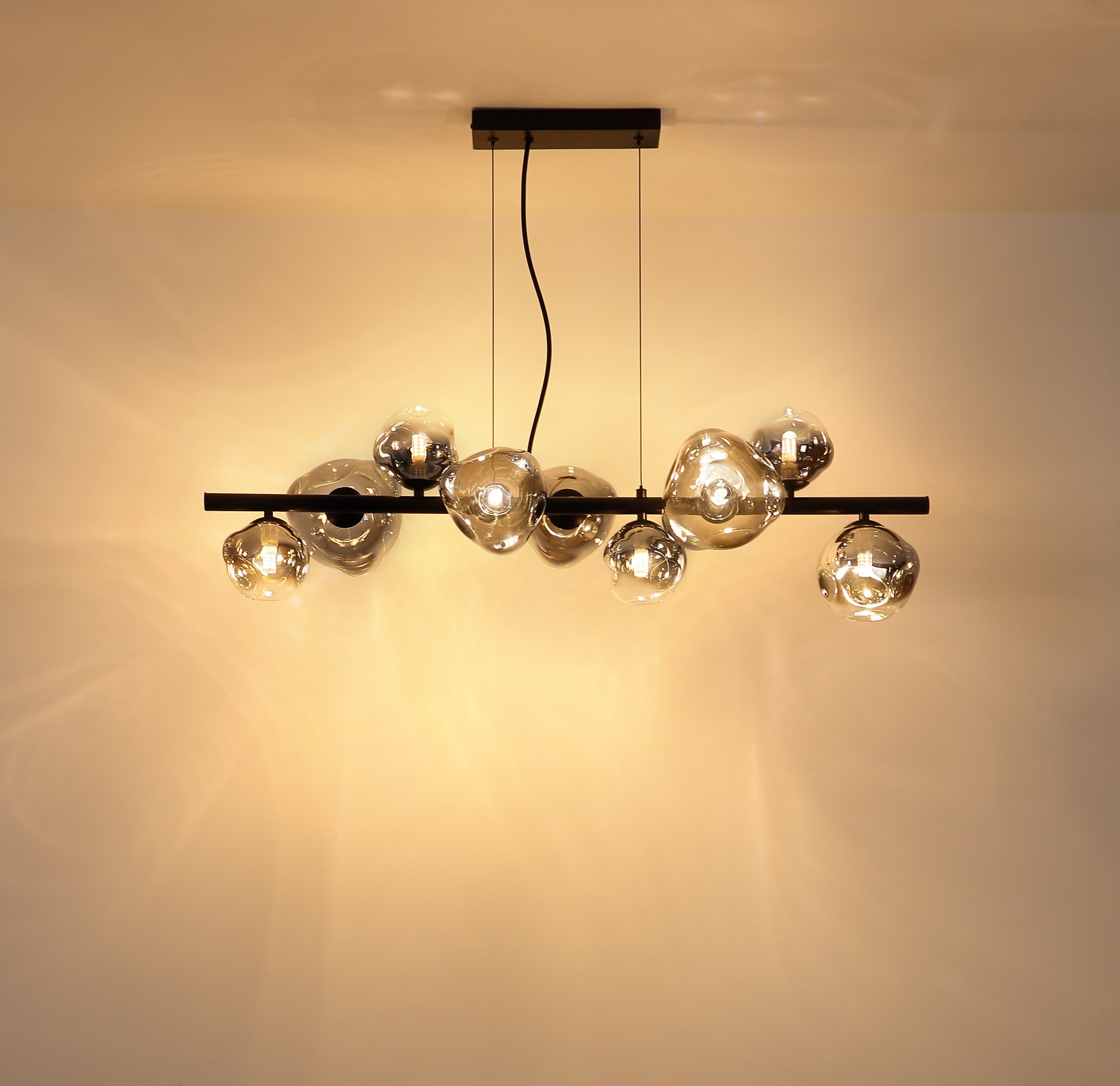 Suspension barre verre fumé noir, 9 ou 13 lumières G9 suspension barre verre fumé 9 lumières allumée, lumière chaude sur le plafond