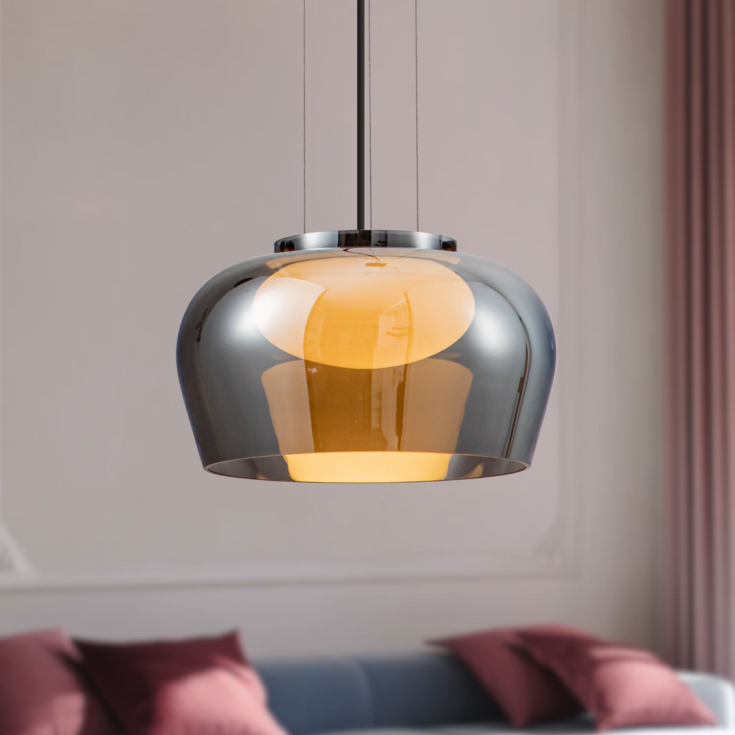 Suspension bol en verre fumé ou ambré à intérieur blanc, GX53 suspension bol verre fumé de 35 cm au dessus d un canapé bleu et de coussins bordeaux