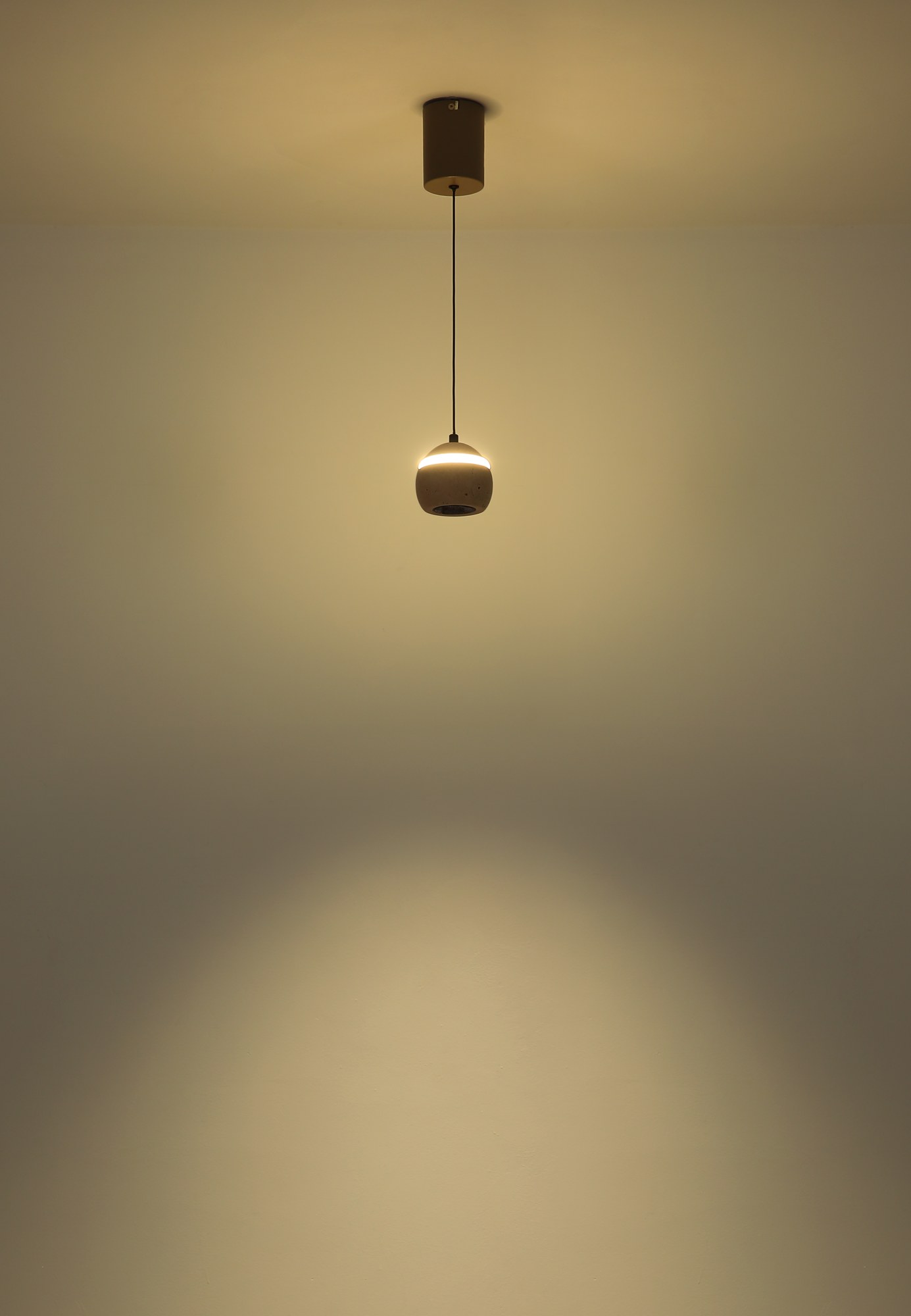 Lustre travertin LED, suspension boule 1 ou 5 lumières lustre travertin LED, suspension boule 1 lumière allumée dans une pièce