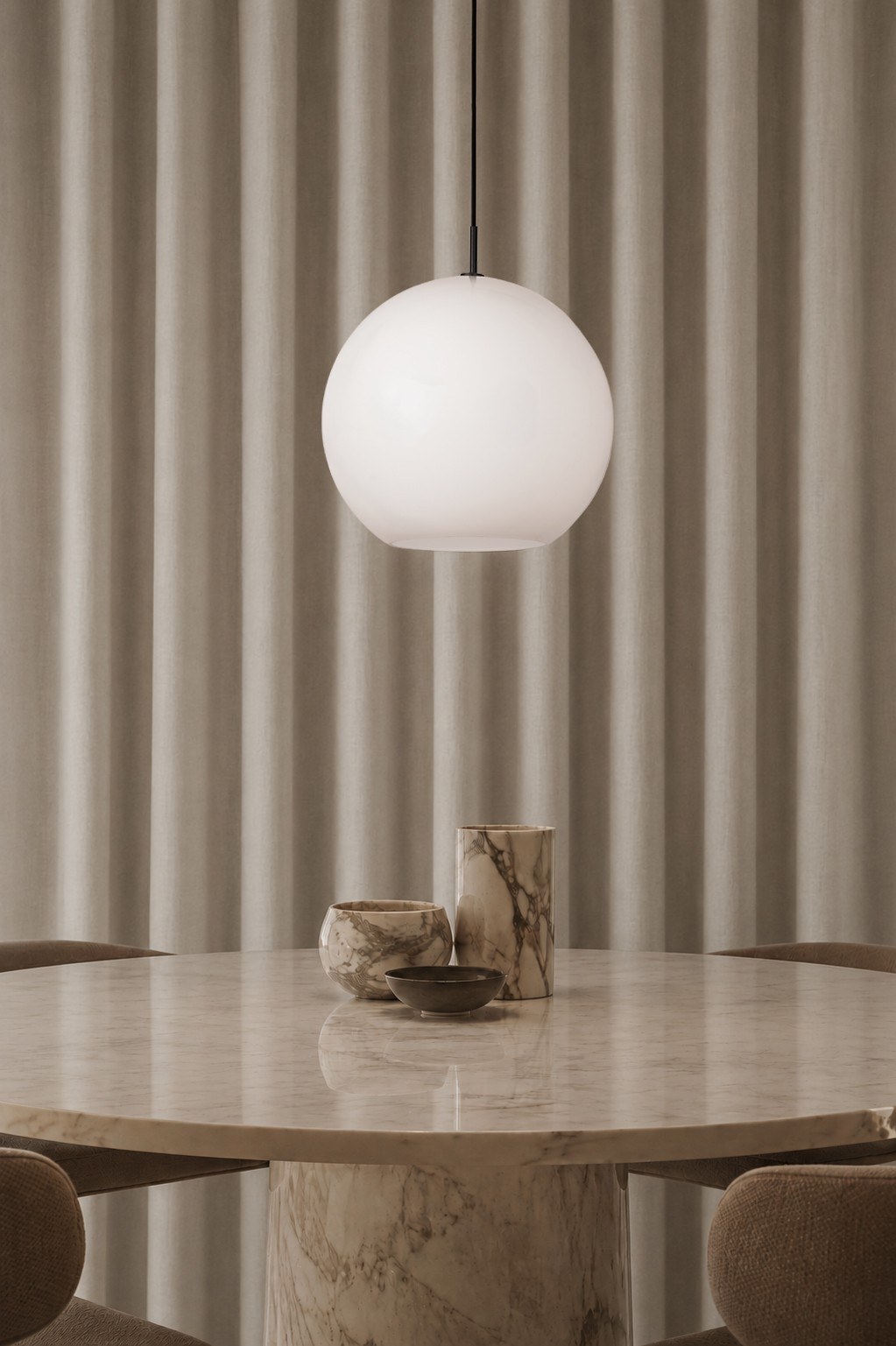 suspension Capora Large en verre opale au-dessus d'une table ronde en marbre