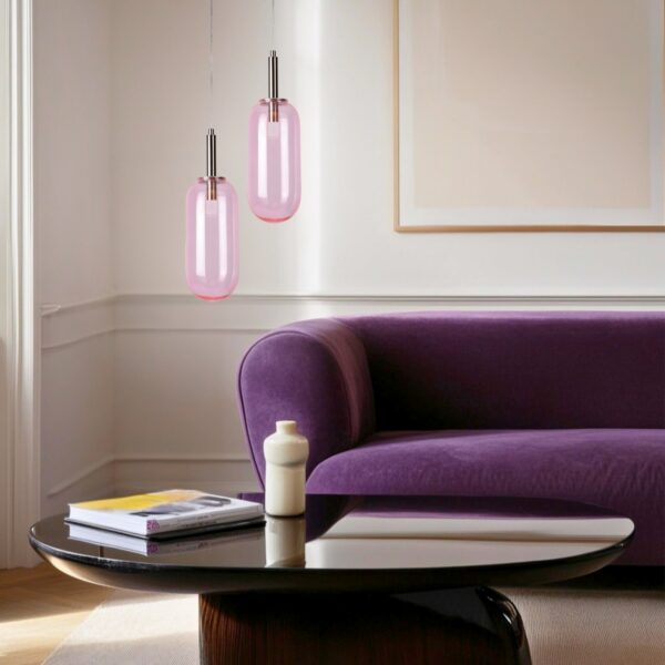 suspension capsule verre coloré rose dans un salon avec canape violet