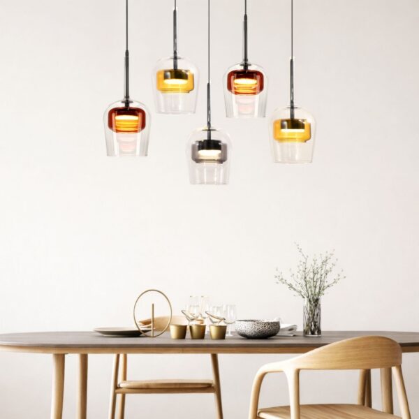 suspension cinq verres colorés au dessus d une table a manger en bois