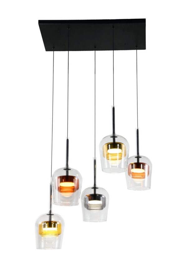 suspension cinq verres colorés sur fond blanc