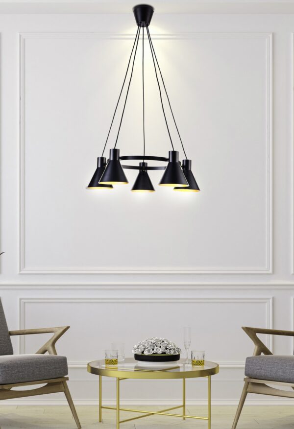 suspension cônes noirs 5 lumieres dans un salon clair