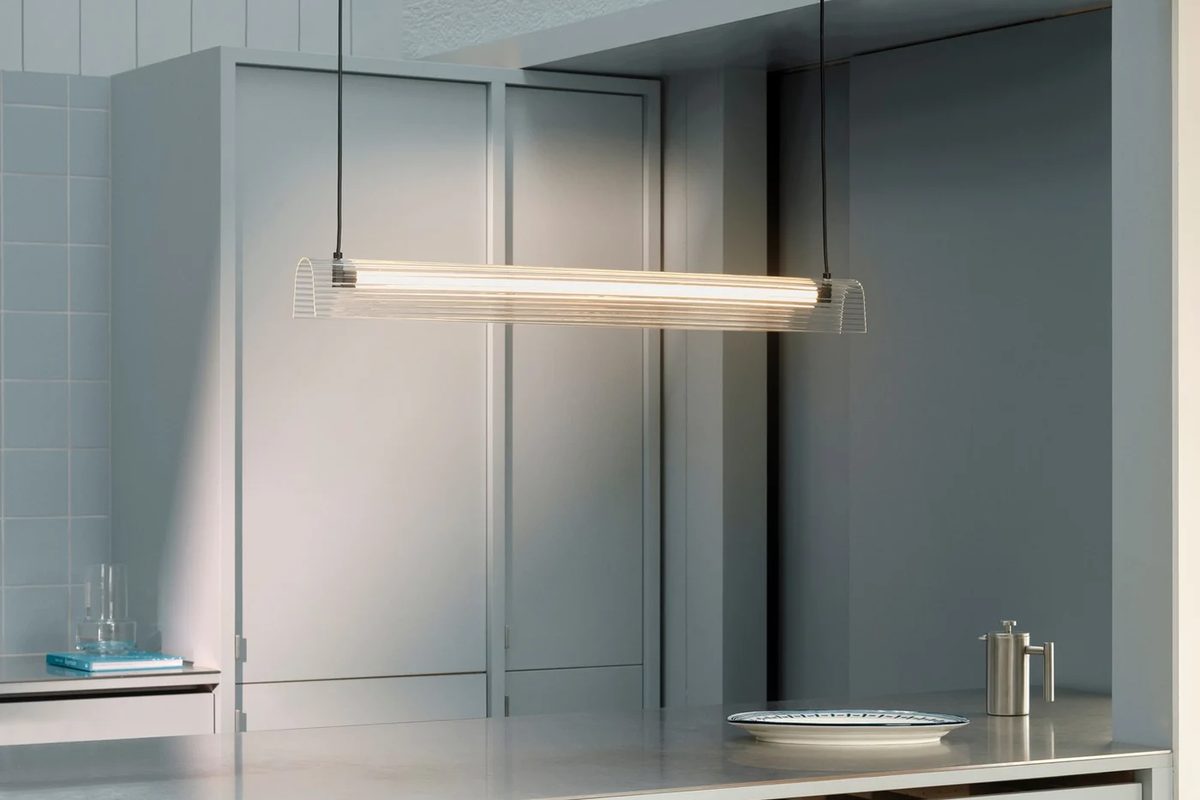 Suspension Cuisine : Comment Bien la Choisir ? Suspension cuisine linéaire Aliani Nordlux au-dessus d'un comptoir de cuisine