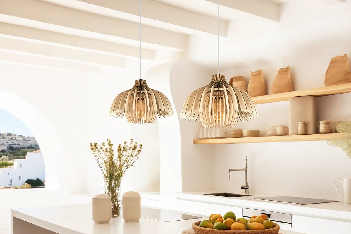 Suspension Cuisine : Comment Bien la Choisir ? Suspension cuisine en bois Tullia en duo au-dessus d'un îlot de cuisine blanc