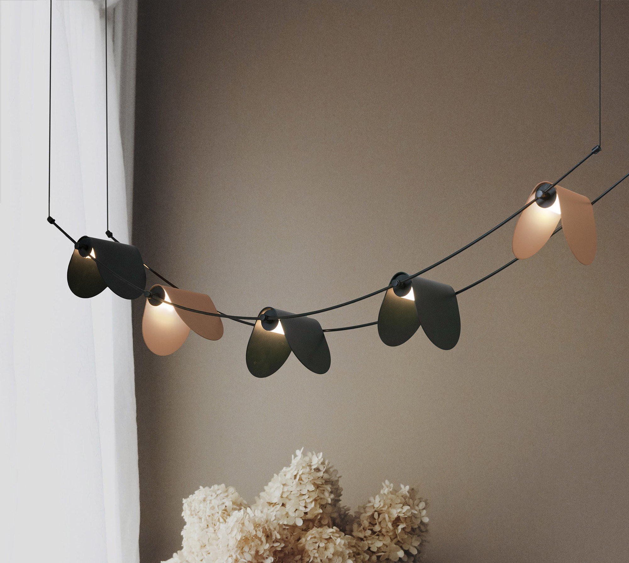 Suspension Curved Ali di Luce par OliveLab, acier et laiton suspension Curved OliveLab, ailes noires et terracotta
