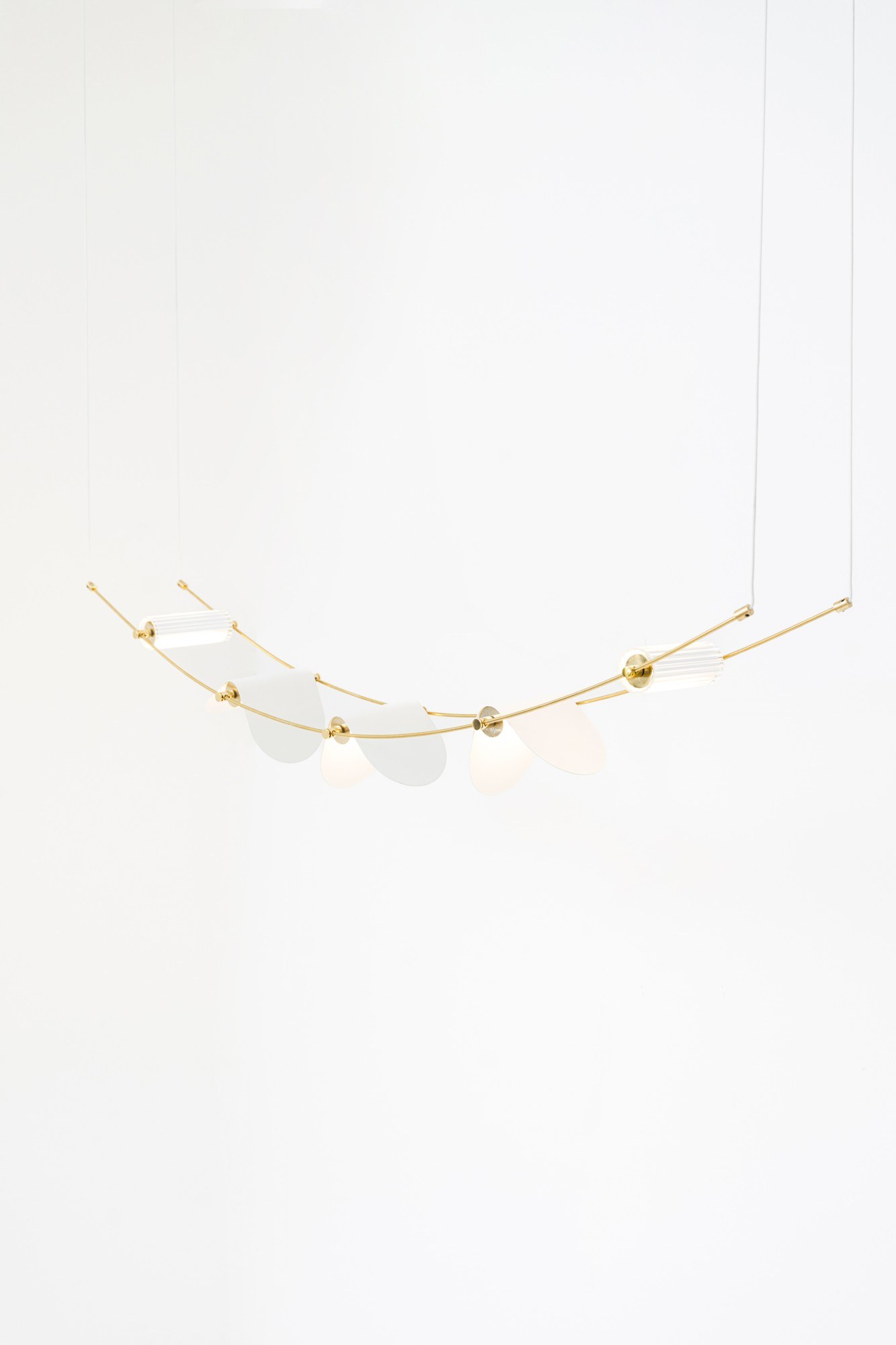 Suspension Curved Ali di Luce par OliveLab, acier et laiton suspension Curved OliveLab, finition blanc mat et laiton, allumée