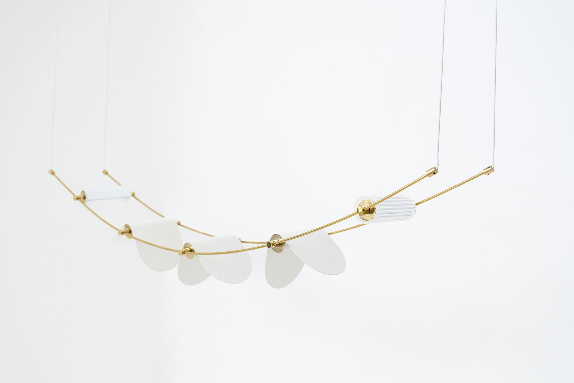 Suspension Curved Ali di Luce par OliveLab, acier et laiton suspension Curved OliveLab, finition blanc mat et laiton