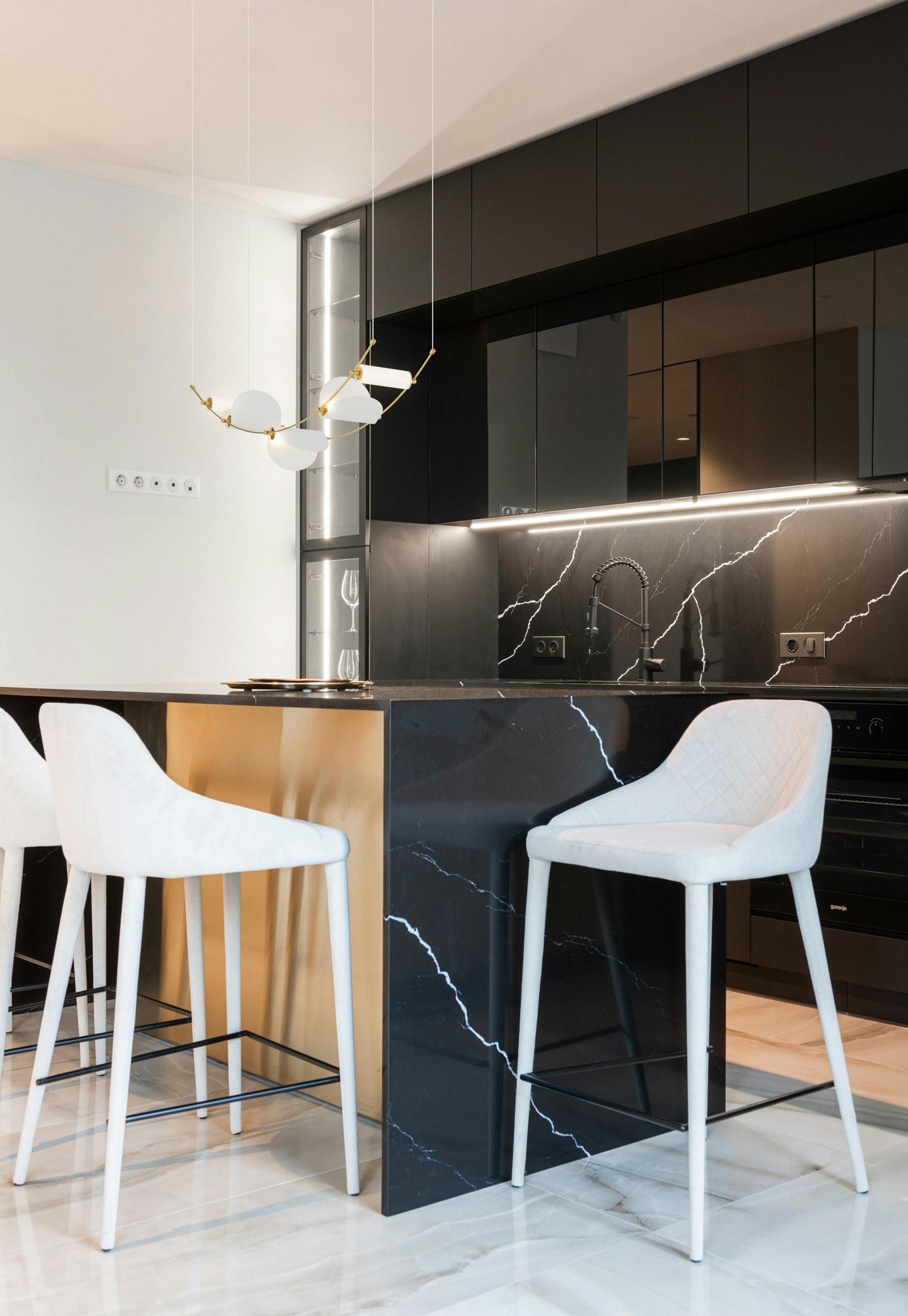 Suspension Curved Ali di Luce par OliveLab, acier et laiton suspension Curved OliveLab, dans une cuisine, finition blanc mat et laiton