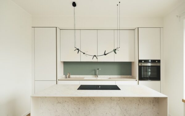 suspension Curved OliveLab, au-dessus d'un îlot de cuisine, finition noir mat