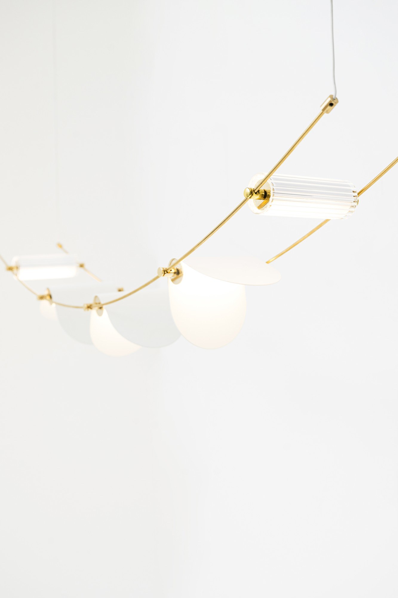 Suspension Curved Ali di Luce par OliveLab, acier et laiton suspension Curved OliveLab, détail des sources en verre