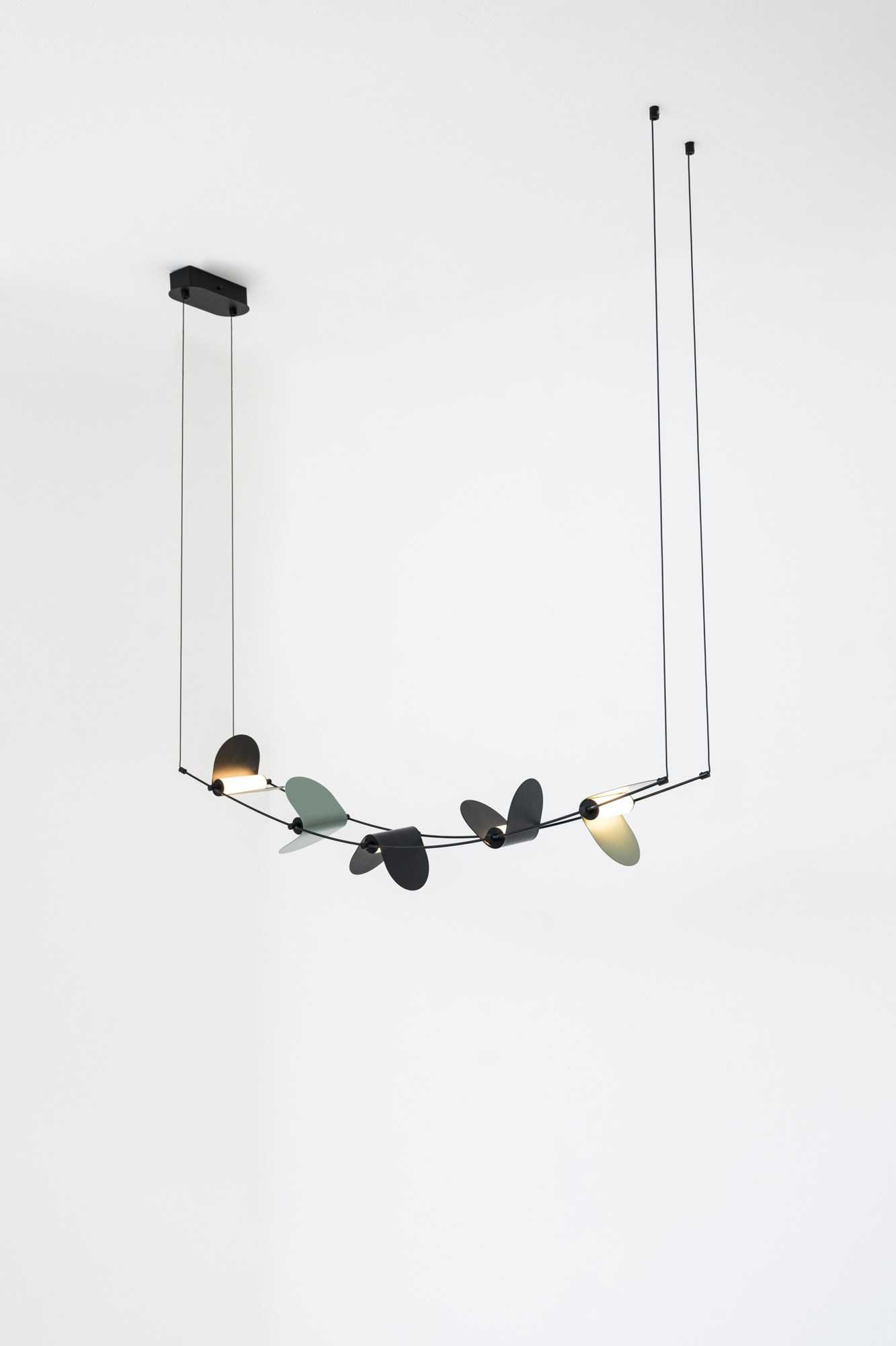 Suspension Curved Ali di Luce par OliveLab, acier et laiton suspension Curved OliveLab, finition noir mat, sources de plusieurs coloris