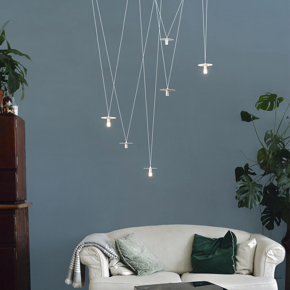 Suspension D02 Pendant par OliveLab, 4, 6 ou 8 points lumineux suspension D02 Pendant OliveLab, finition blanc mat devant un mur bleu