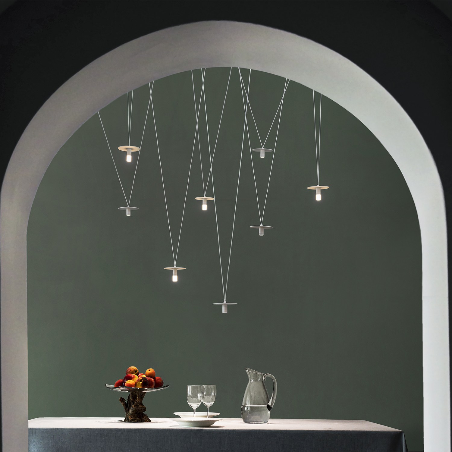 Suspension D02 Pendant par OliveLab, 4, 6 ou 8 points lumineux suspension D02 Pendant OliveLab, finition blanc mat, 8 points devant un mur vert