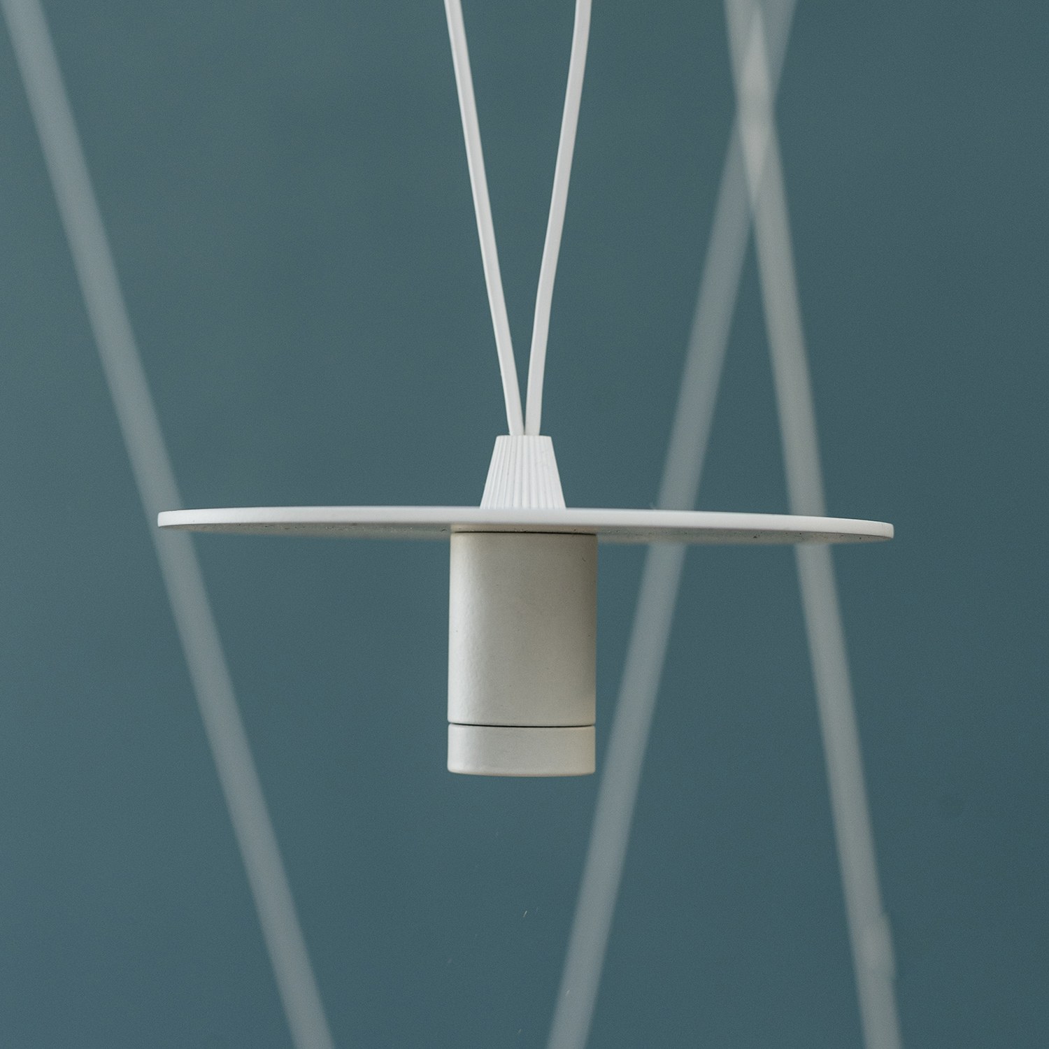 Suspension D02 Pendant par OliveLab, 4, 6 ou 8 points lumineux suspension D02 Pendant OliveLab, détail d'un point lumineux blanc mat à lentille