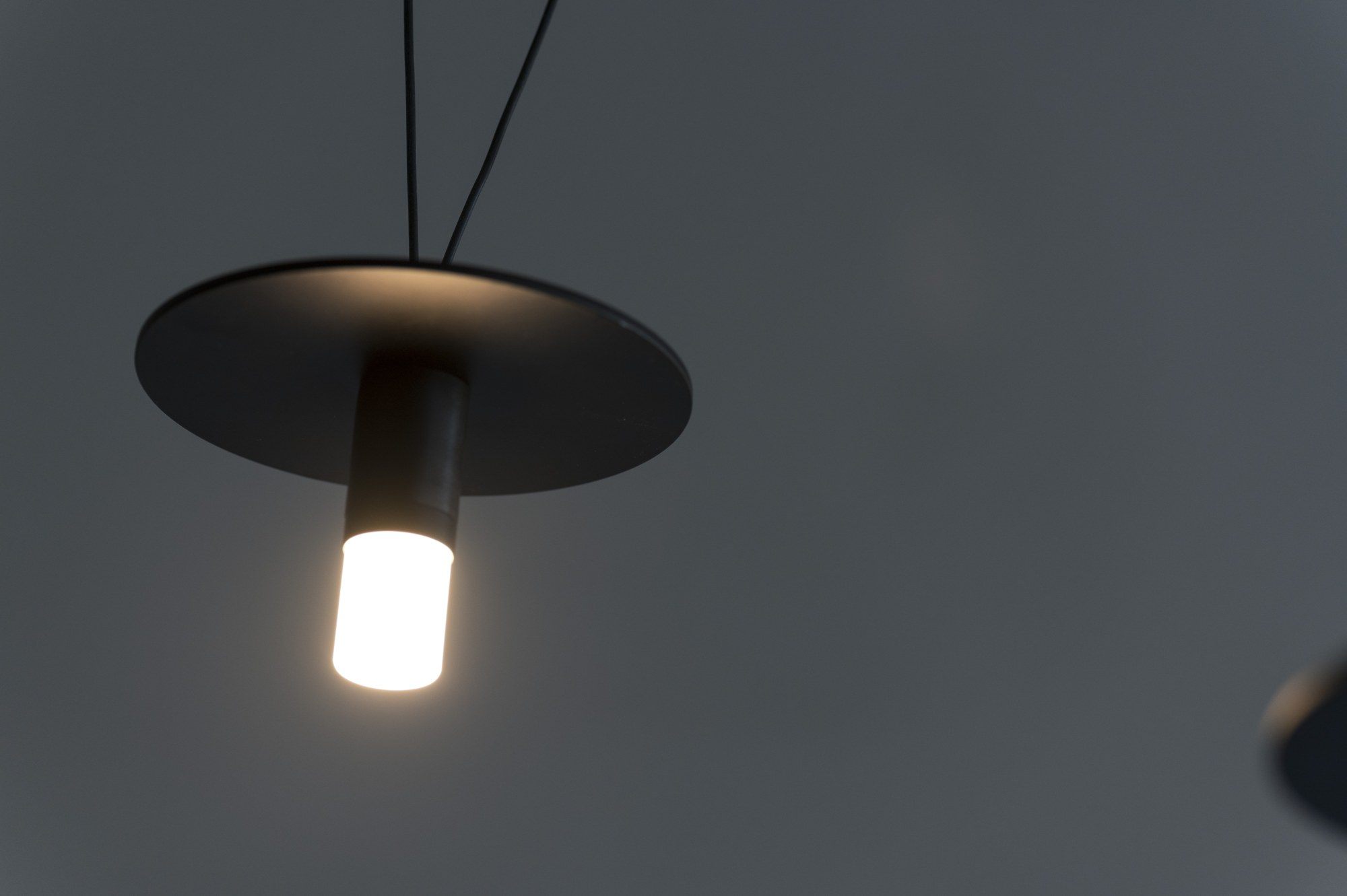 Suspension D02 Pendant par OliveLab, 4, 6 ou 8 points lumineux suspension D02 Pendant OliveLab, détail d'un point lumineux noir mat avec diffuseur