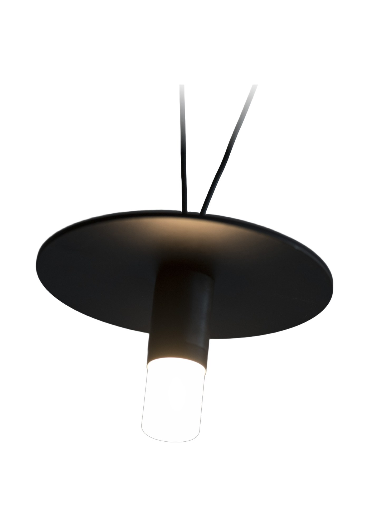 Suspension D02 Pendant par OliveLab, 4, 6 ou 8 points lumineux suspension D02 Pendant OliveLab, noir mat, gros plan sur un point lumineux avec diffuseur