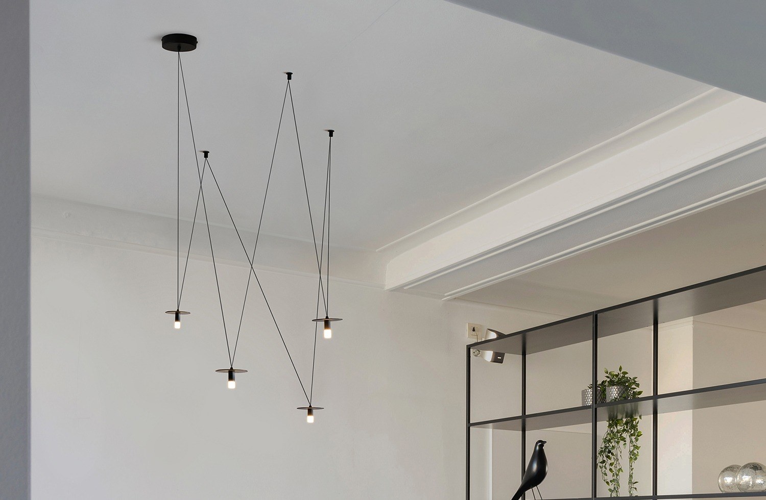Suspension D02 Pendant par OliveLab, 4, 6 ou 8 points lumineux suspension D02 Pendant OliveLab, finition noir mat, 4 points dans une salle à manger