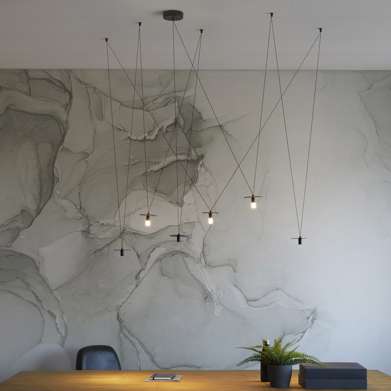Suspension D02 Pendant par OliveLab, 4, 6 ou 8 points lumineux suspension D02 Pendant OliveLab, finition noir mat, 6 points devant un mur effet marbre