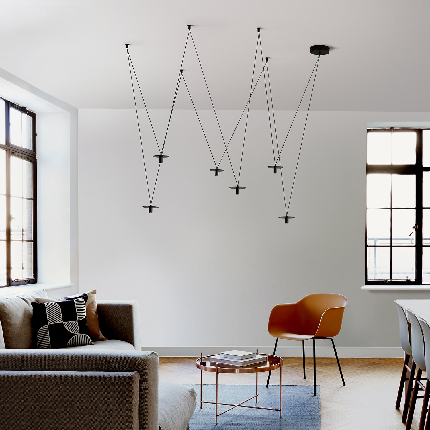 Suspension D02 Pendant par OliveLab, 4, 6 ou 8 points lumineux suspension D02 Pendant OliveLab, finition noir mat dans un salon lumineux