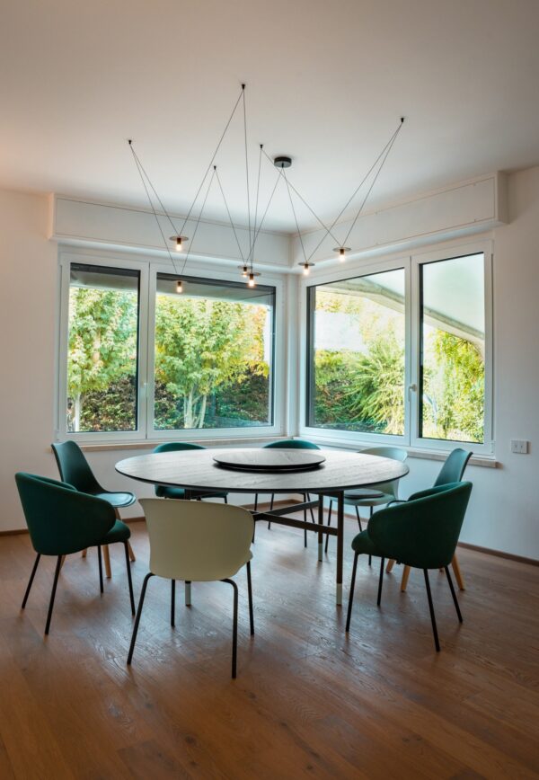 suspension D02 Pendant OliveLab, finition noir mat au-dessus d'une table ronde