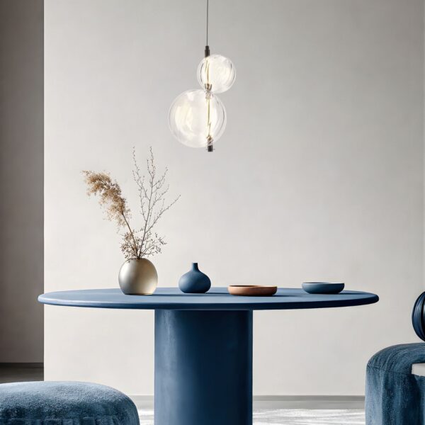 suspension deux boules de verre au dessus d une table ronde bleue