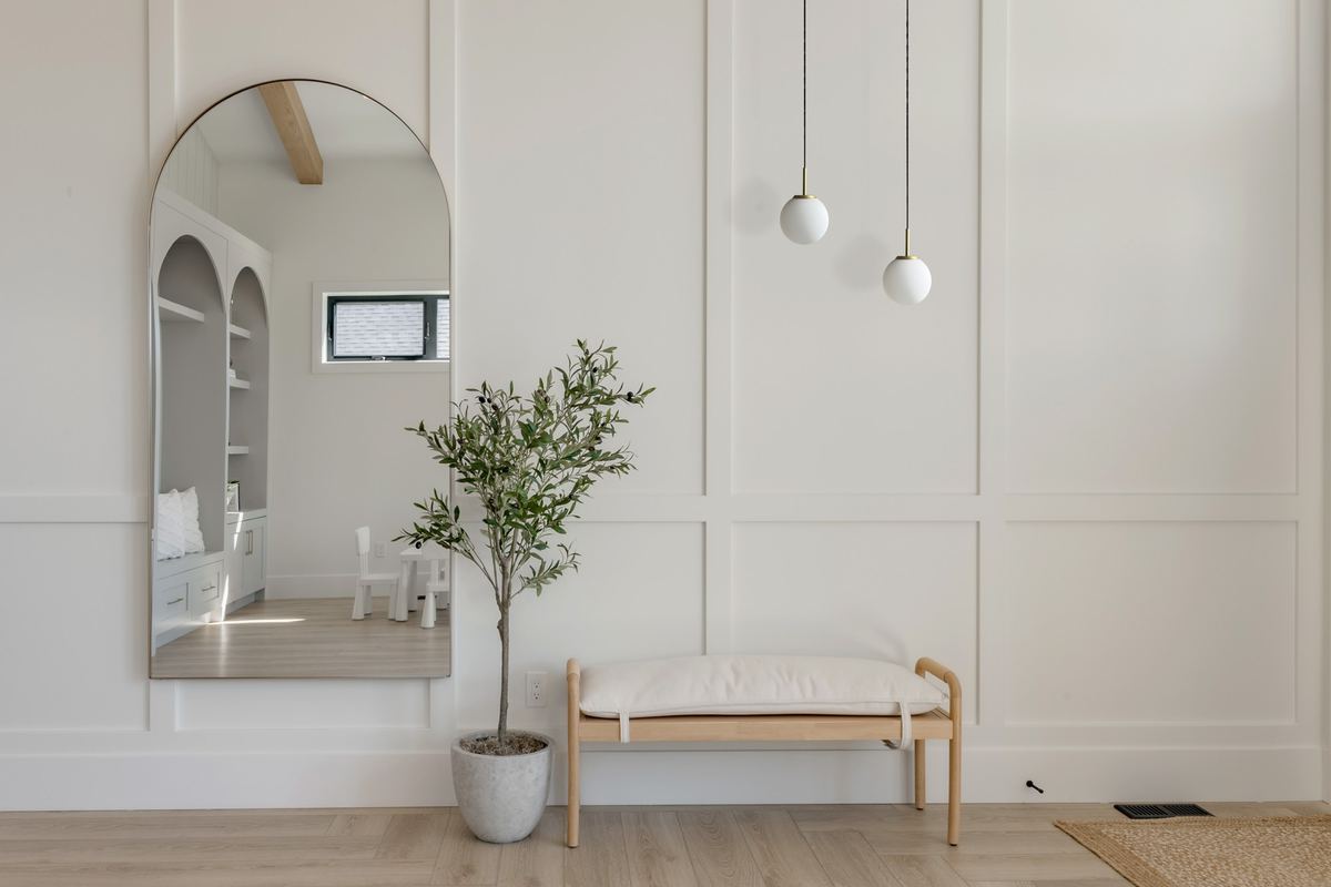Luminaire entrée et couloir : comment bien l'éclairer ? Suspension entrée Palla en verre opale à côté d'un grand miroir et d'un banc