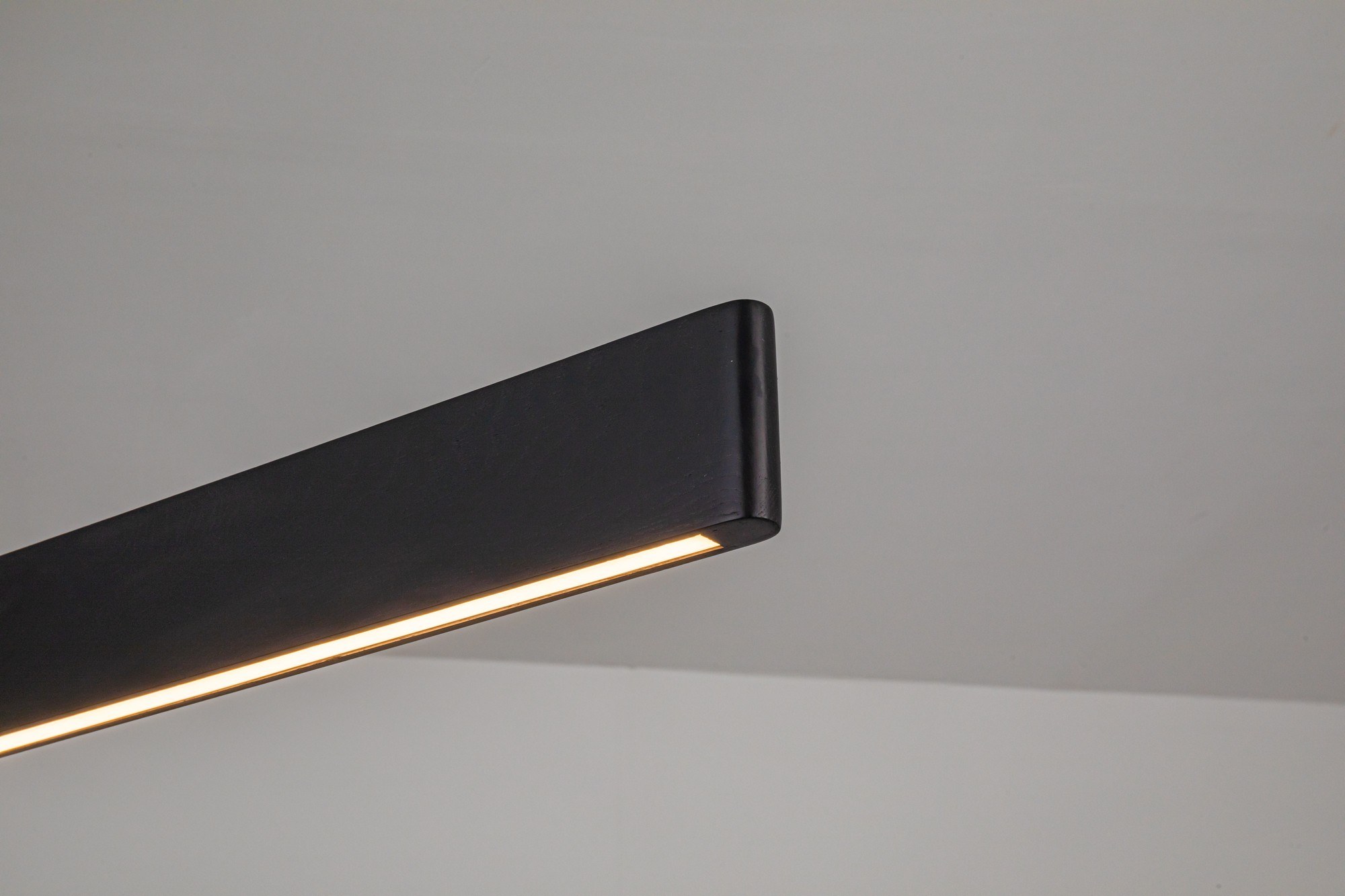 Suspension Flora 150 LED en bois par Antidark suspension Flora 150 LED frêne noir, détail de la lumière