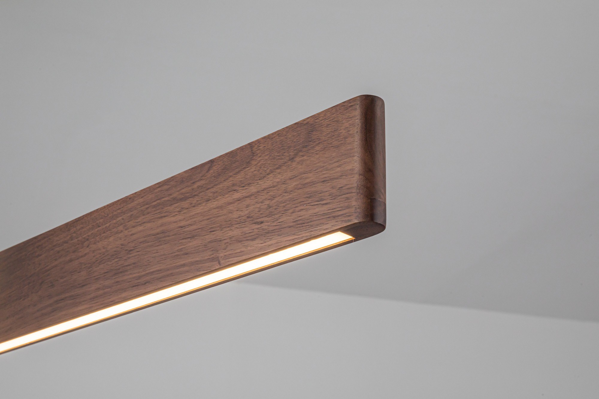 Suspension Flora 150 LED en bois par Antidark suspension Flora 150 LED noyer, détail de la lumière