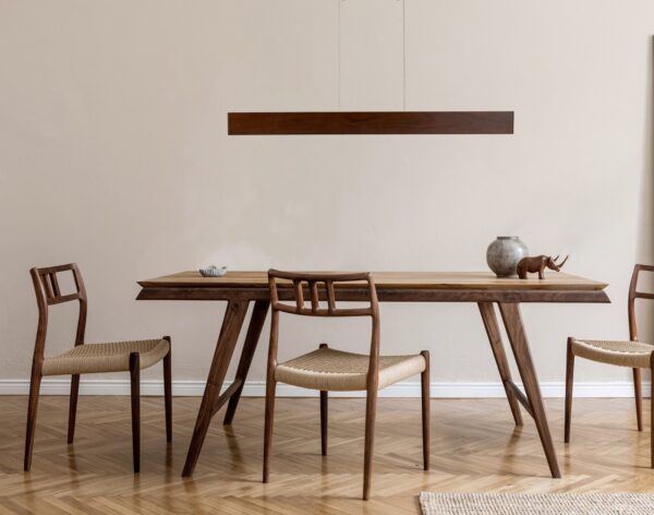 suspension Flora 150 LED en noyer au-dessus d'une table à manger