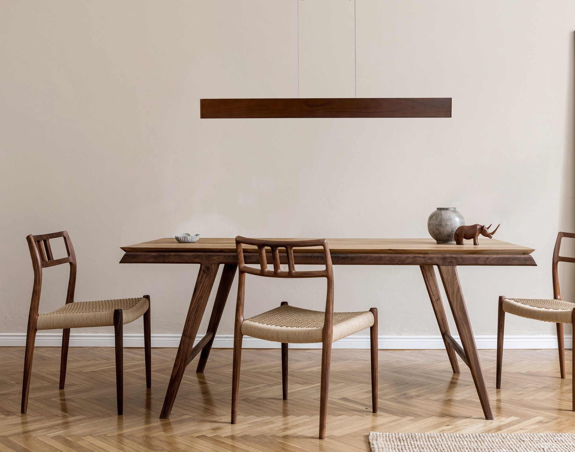 suspension Flora 150 LED en noyer au-dessus d'une table à manger