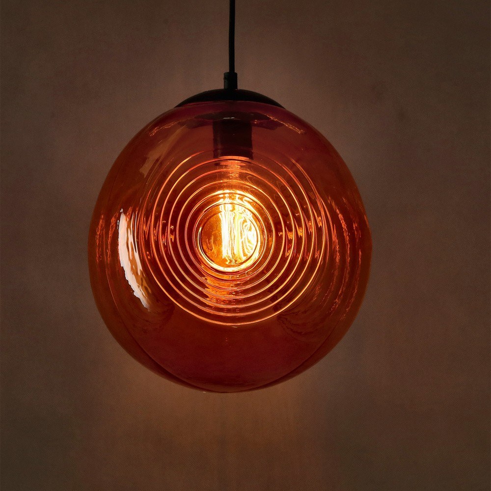 Suspension globe en verre à anneaux, vert, orange ou bronze, E27 suspension globe verre à anneaux version orange allumée en gros plan