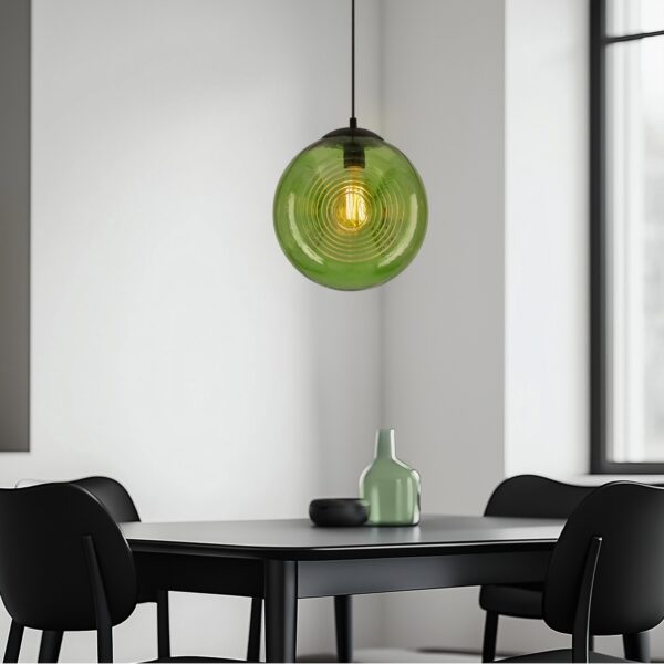 suspension globe verre à anneaux version verte au dessus d une table noire