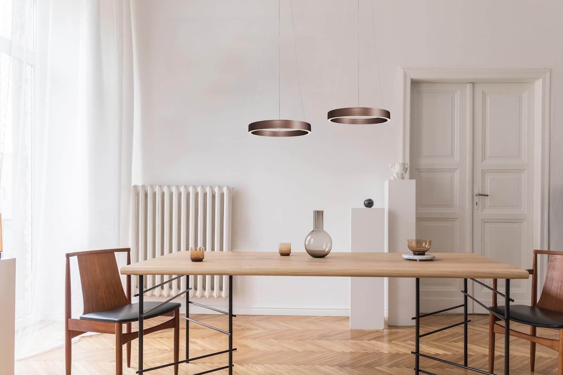 Suspension Gloria LED en aluminium par Antidark Suspension Gloria Antidark Coffee, deux anneaux LED au-dessus d'une table à manger