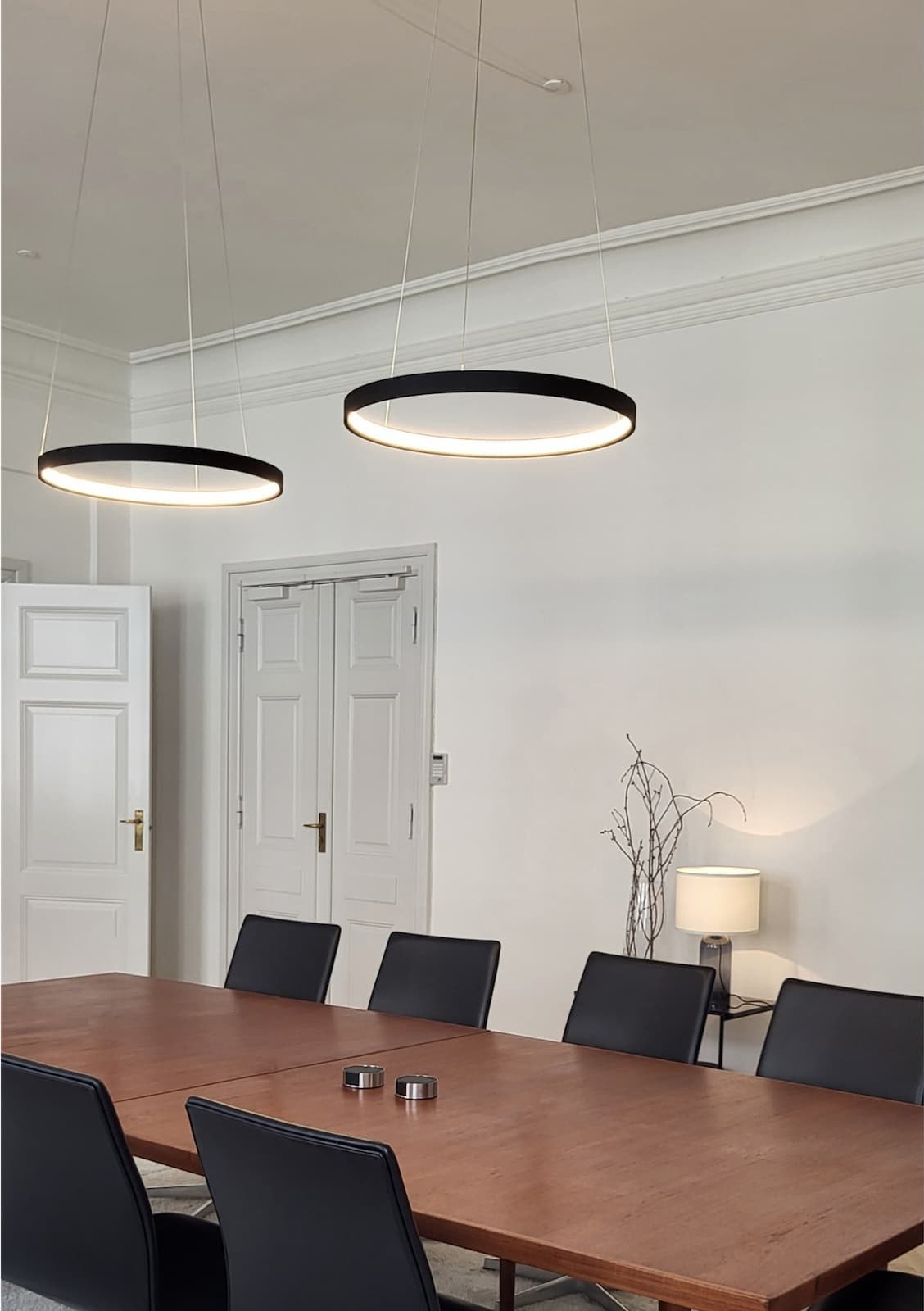 Suspension Gloria Antidark noire, deux anneaux LED au-dessus d'une table