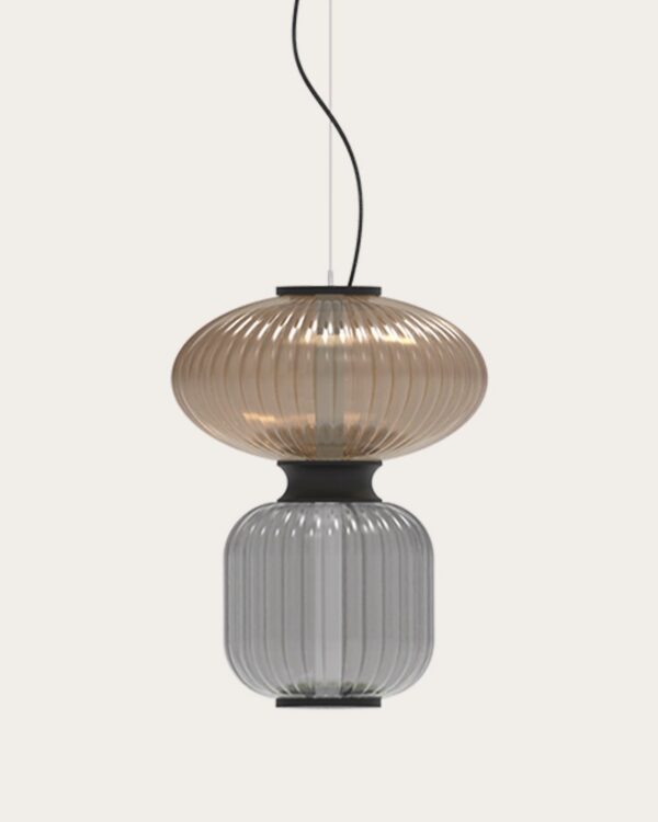suspension Goldenberry Mix en verre soufflé ambre et gris fumé, vue en ambiance sur fond beige