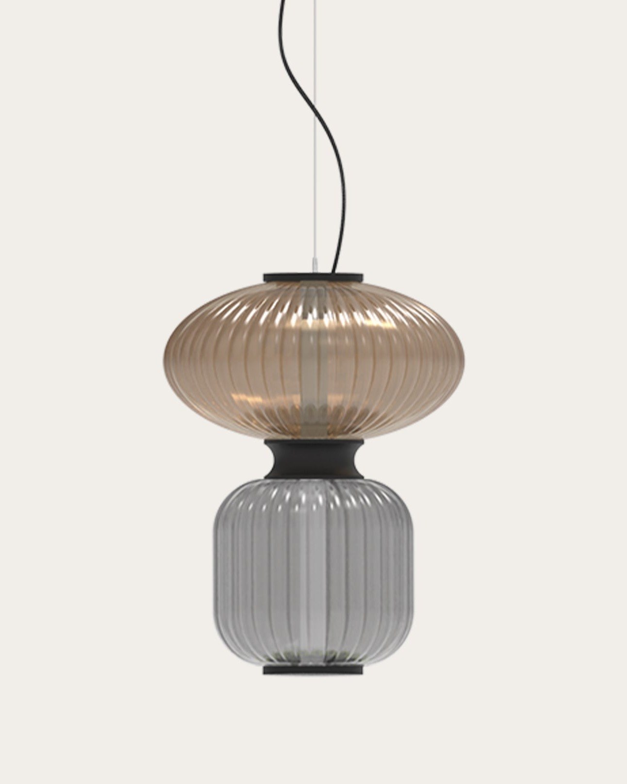 suspension Goldenberry Mix en verre soufflé ambre et gris fumé, vue en ambiance sur fond beige