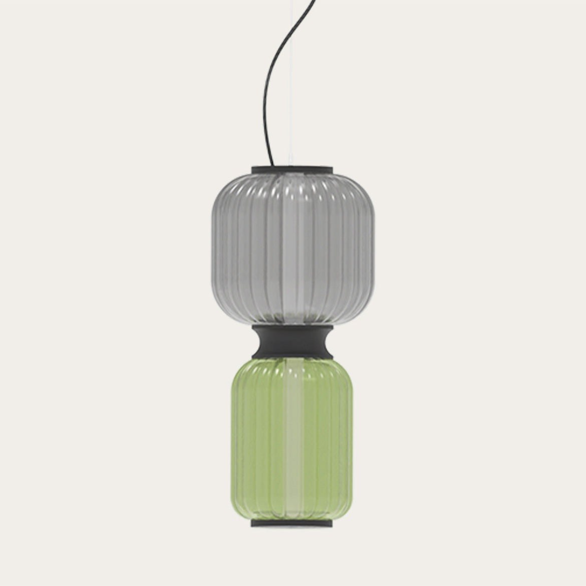 Suspension Greenberry Mix en verre soufflé vert et gris par Robin Lamps suspension Greenberry Mix et son câble textile noir, globes cannelés gris et vert, vue en ambiance