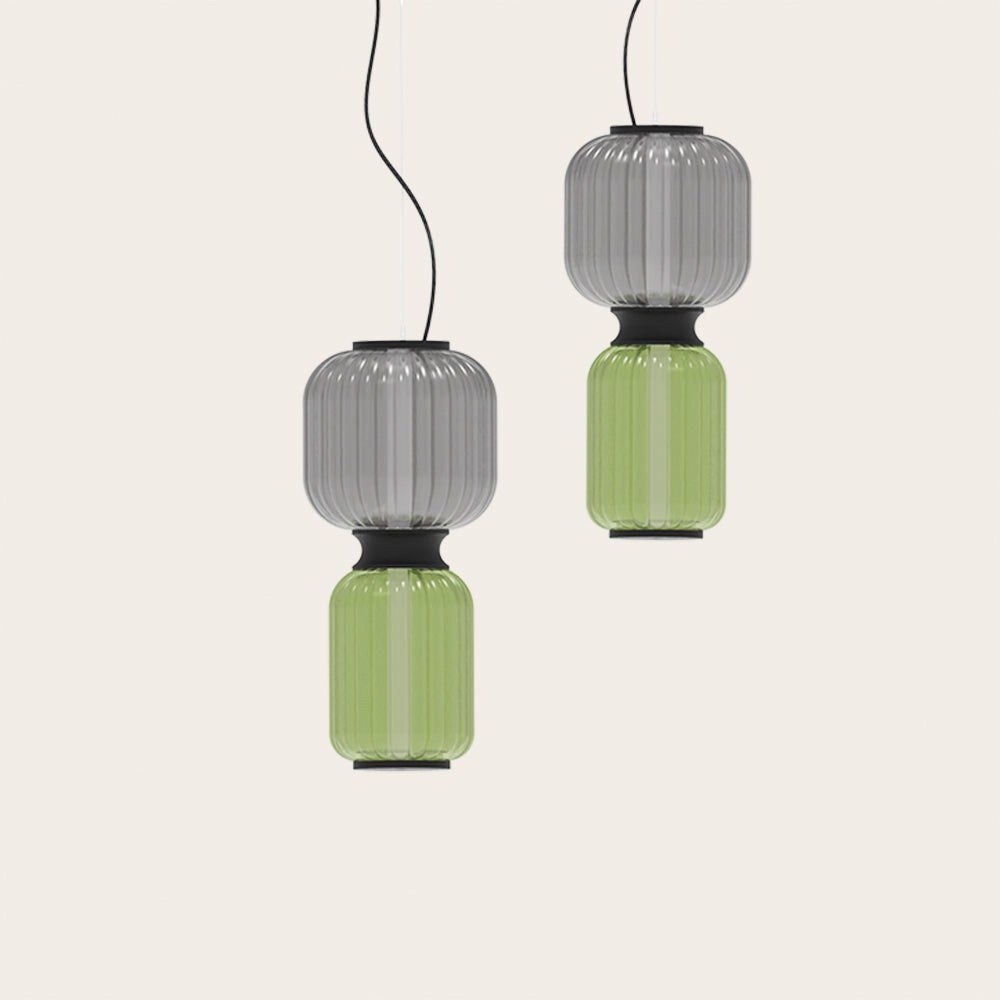 Suspension Greenberry Mix en verre soufflé vert et gris par Robin Lamps suspension Greenberry Mix, deux suspensions en verre gris fumé et vert à des hauteurs différentes
