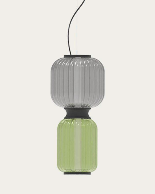 suspension Greenberry Mix en verre soufflé gris fumé et vert, vue en ambiance sur fond beige