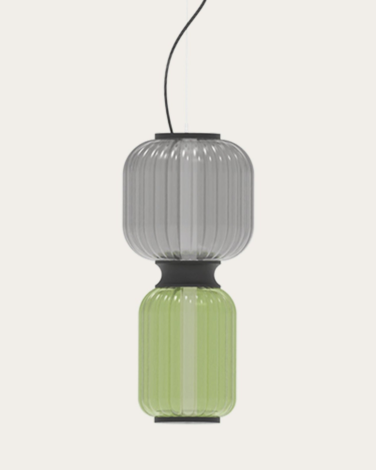 suspension Greenberry Mix en verre soufflé gris fumé et vert, vue en ambiance sur fond beige