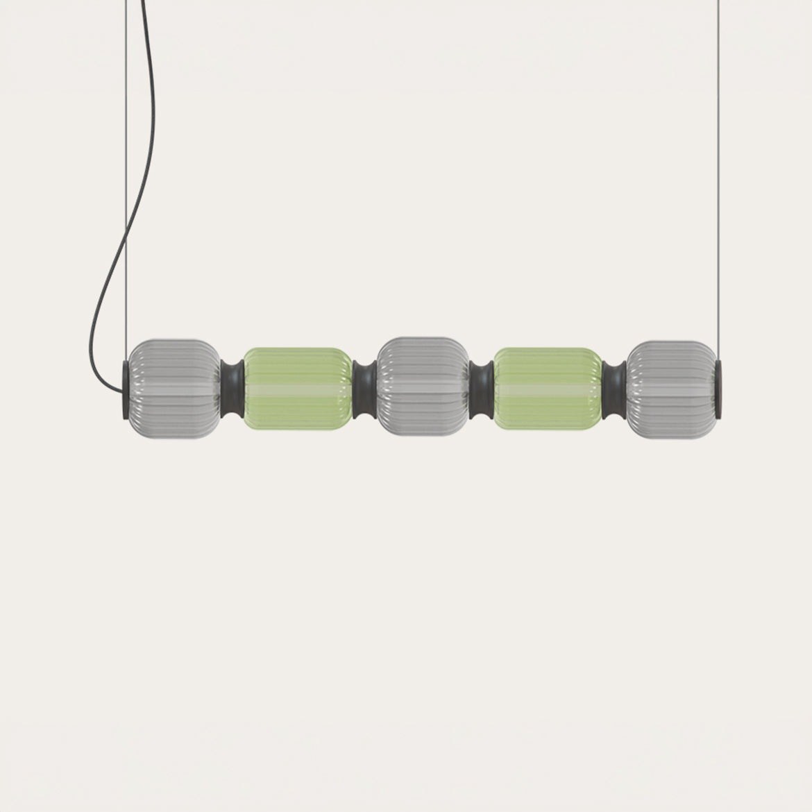Suspension Greenberry Quinted en verre soufflé vert par Robin Lamps suspension Greenberry Quinted suspendue par deux câbles textiles, globes gris et verts, vue en ambiance