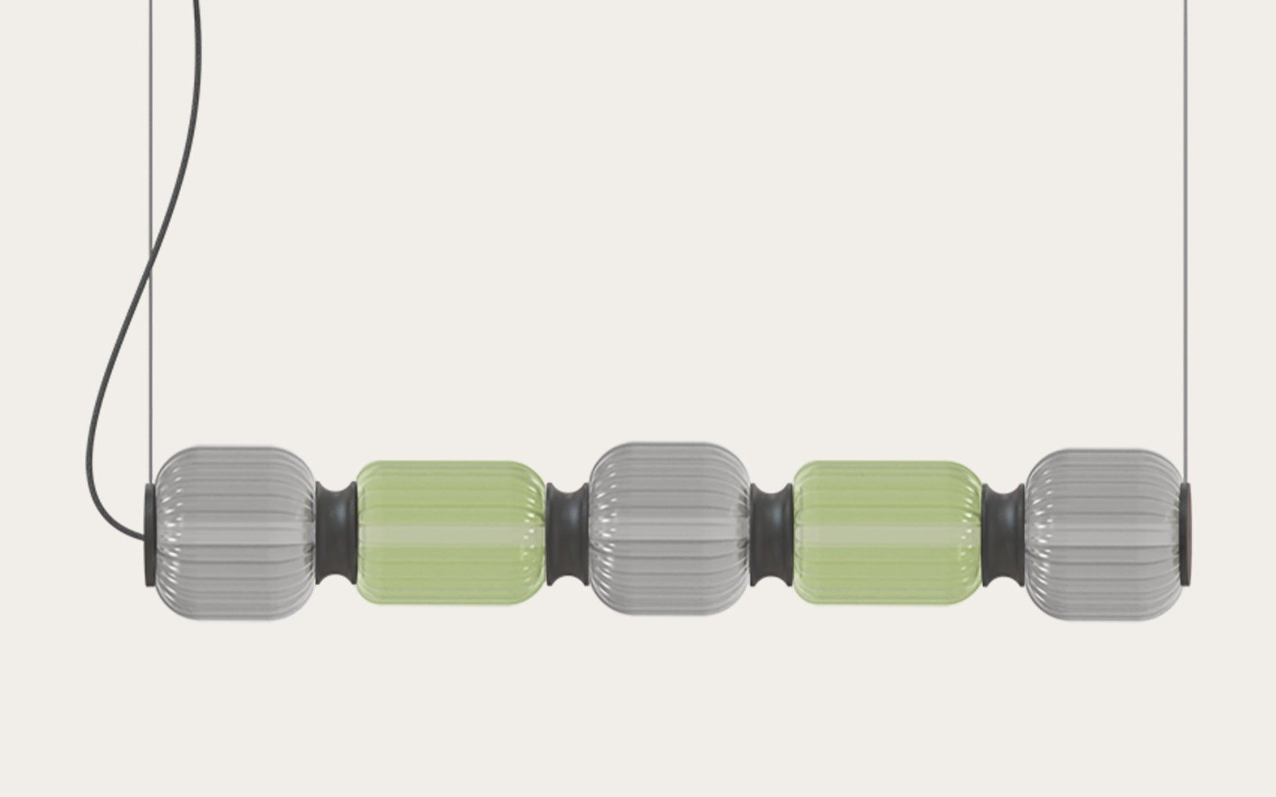 Suspension Greenberry Quinted en verre soufflé vert par Robin Lamps suspension Greenberry Quinted, plan resserré sur les cinq globes cannelés gris fumé et vert