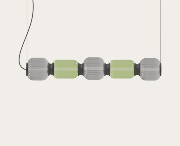 suspension Greenberry Quinted aux cinq globes en verre soufflé gris fumé et vert, vue en ambiance sur fond beige