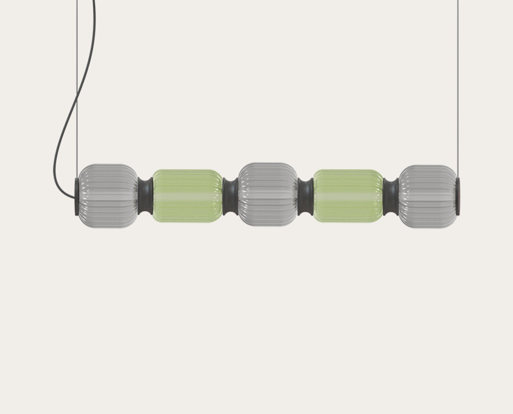 suspension Greenberry Quinted aux cinq globes en verre soufflé gris fumé et vert, vue en ambiance sur fond beige