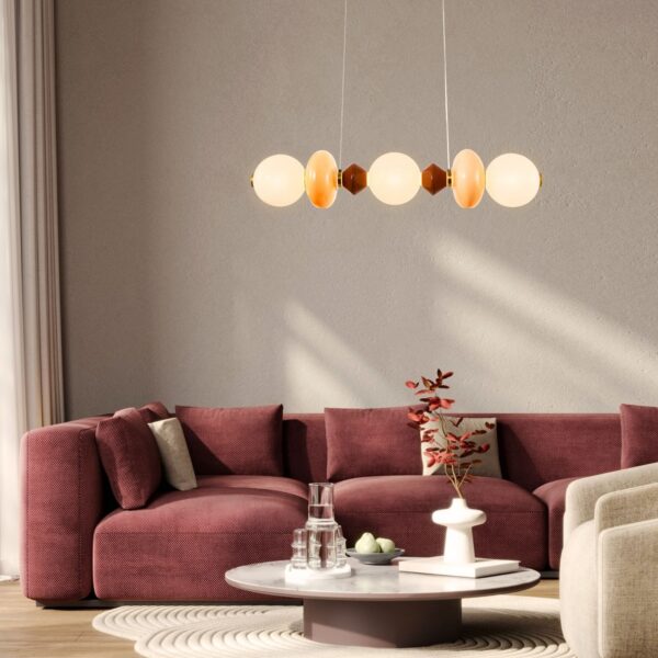 suspension horizontale globes opale version 3 globes au dessus d un canapé bordeaux dans un salon